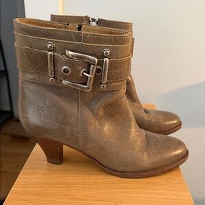 Frye Tina Shootie leather chunky buckle ankle boot Sz 9.5 worn once